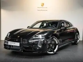 porsche-taycan-sport-turismo-2023-auto-8000-km-électrique-1