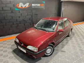 Voiture cabriolet de 1992 couleur rouge métallisé – RENAULT 19 Voiture cabriolet de 1992 couleur rouge métallisé – RENAULT 19
