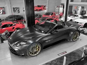 aston-martin-vantage-2-roadster-2025-auto-2200-km-essence-1