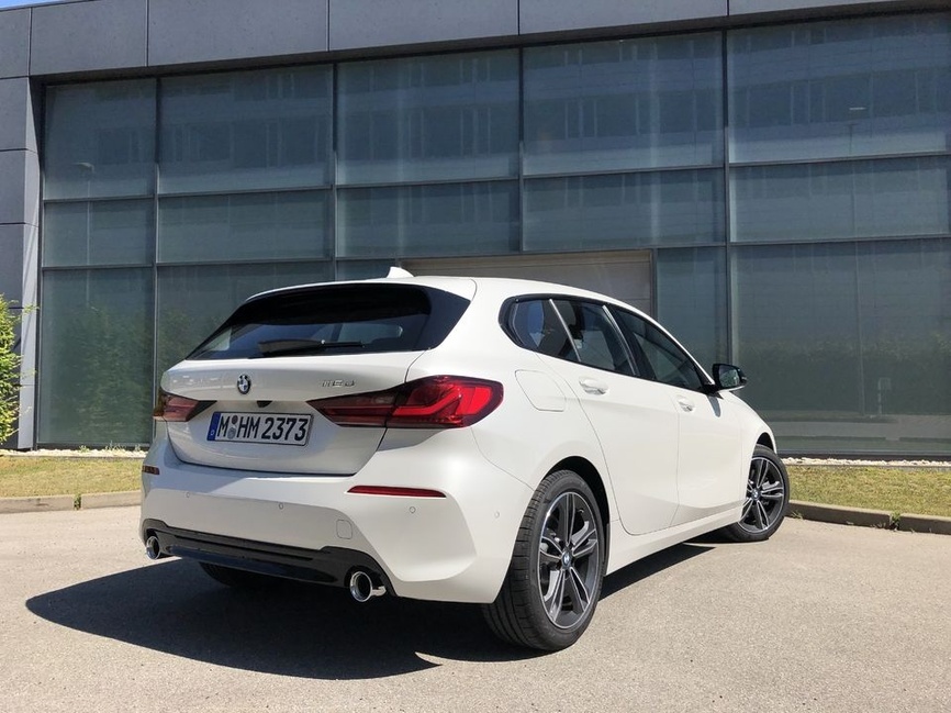 BMW Série 1 F40 2019 vue de trois quarts arrière en mouvement