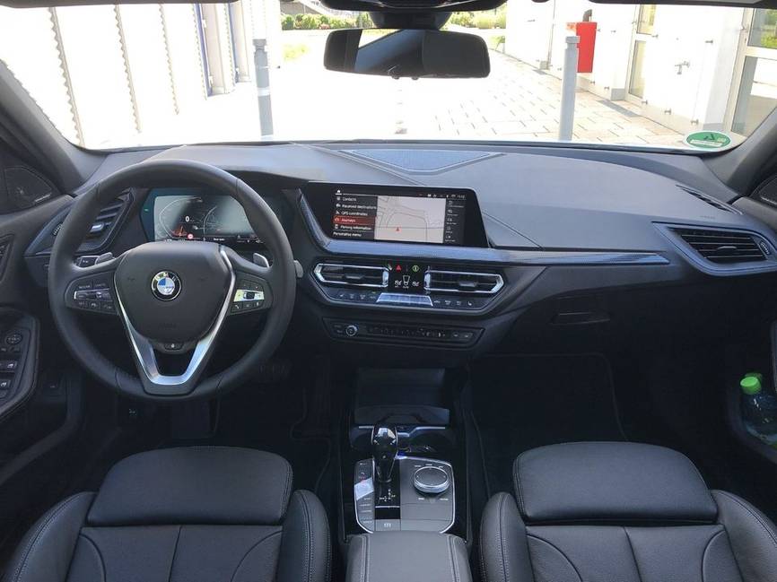 BMW Série 1 F40 2019 vue de trois quarts avant sur route