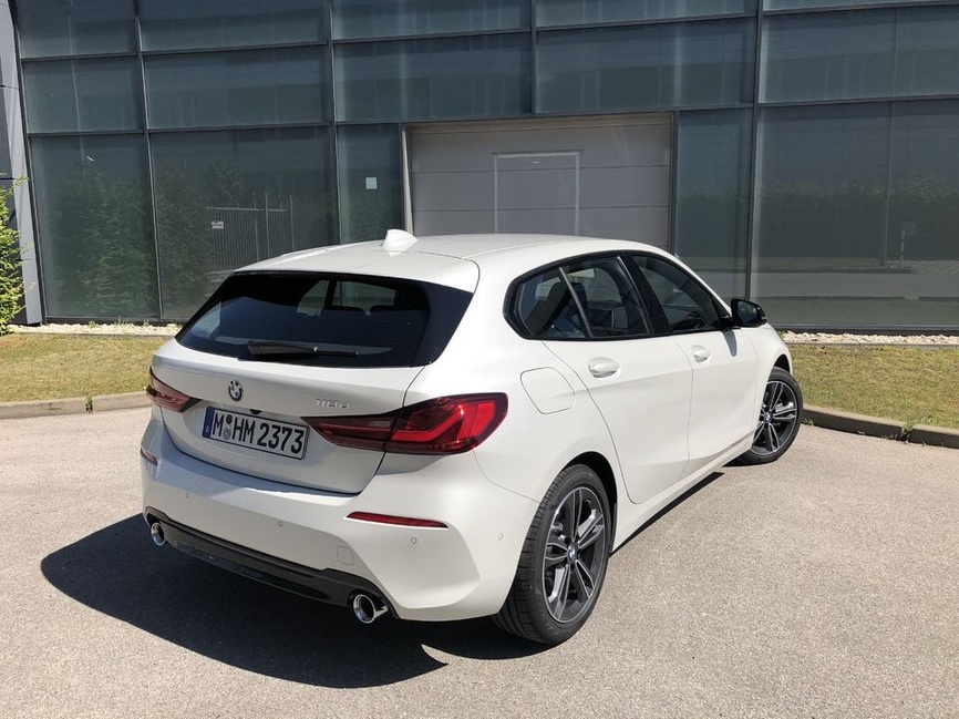 BMW Série 1 F40 2019 face avant avec calandre et phares LED