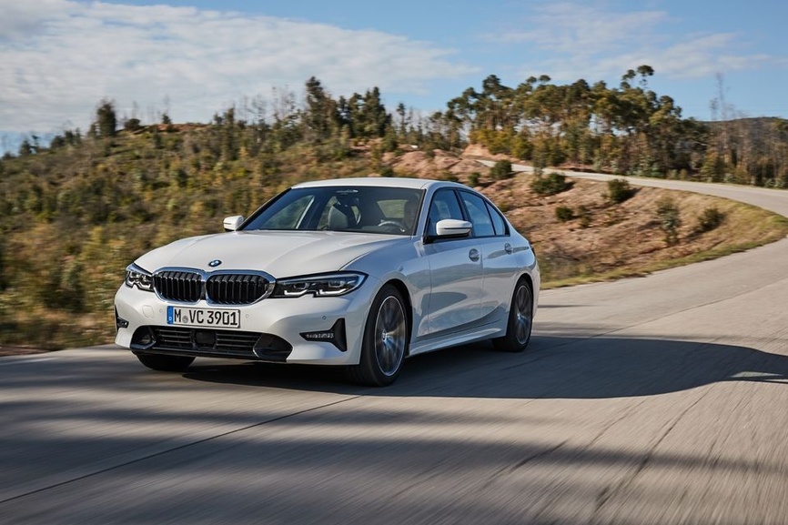 BMW Série 3 G20 320d vue de trois quarts avant sur route