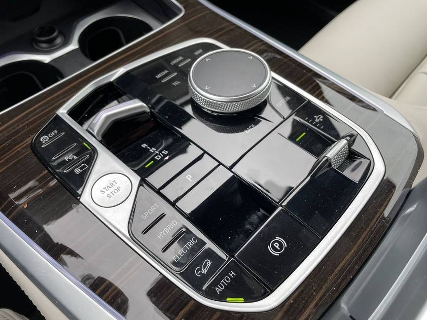 BMW X5 xDrive50e hybride rechargeable vue de trois quarts avant sur route