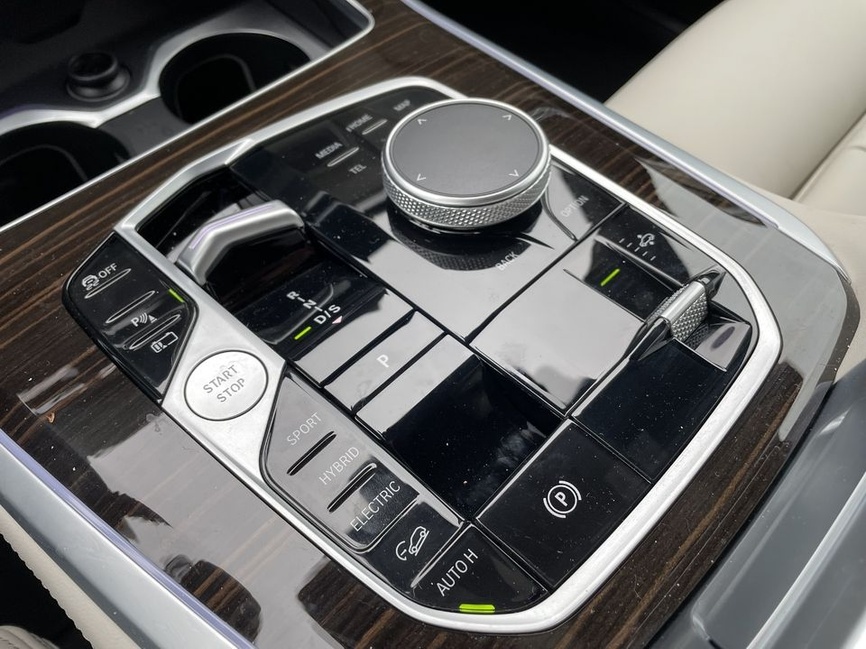 BMW X5 xDrive50e hybride rechargeable vue de trois quarts avant sur route
