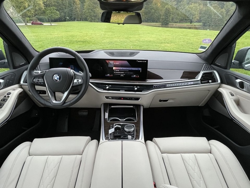 BMW X5 xDrive50e finition M Sport vue de profil en mouvement
