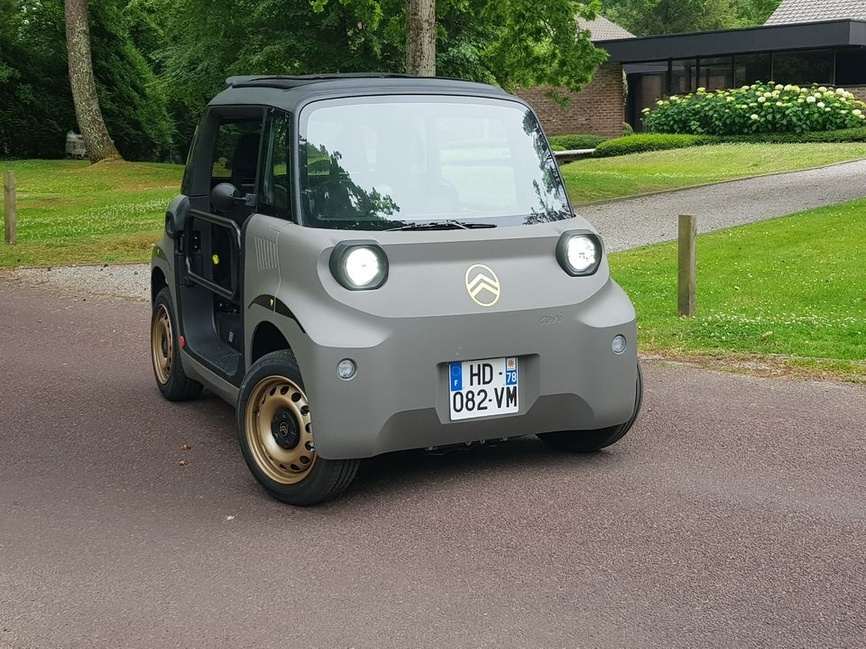 Citroën Ami Buggy 2020 vue de trois-quarts avant sur route urbaine