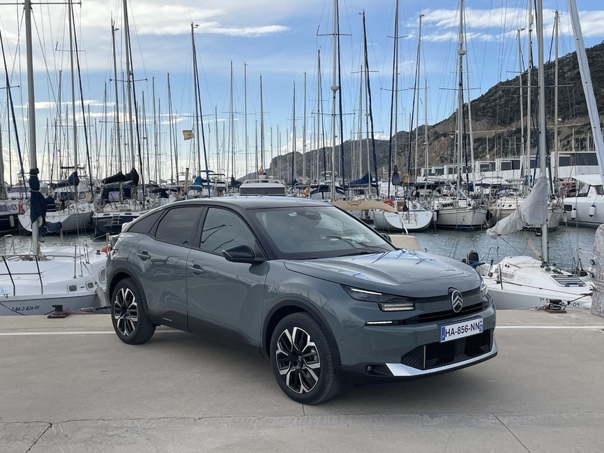 Citroën C4 2025 restylée vue de trois quarts avant sur route