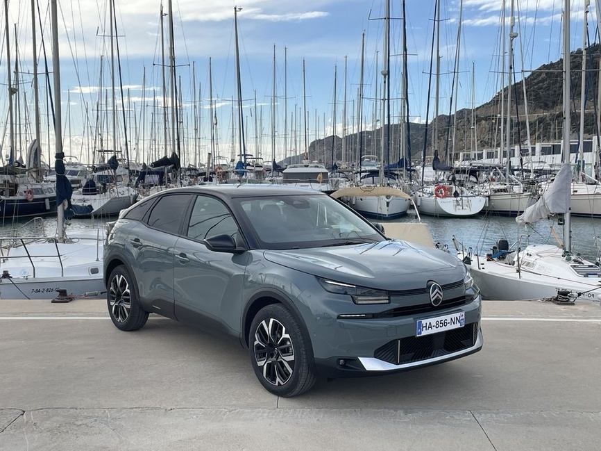 Citroën C4 hybride 2025 face avant avec nouvelle signature lumineuse