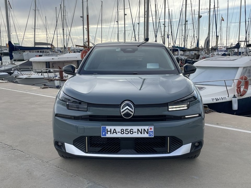 Citroën C4 2025 profil latéral avec jantes alliage 18 pouces