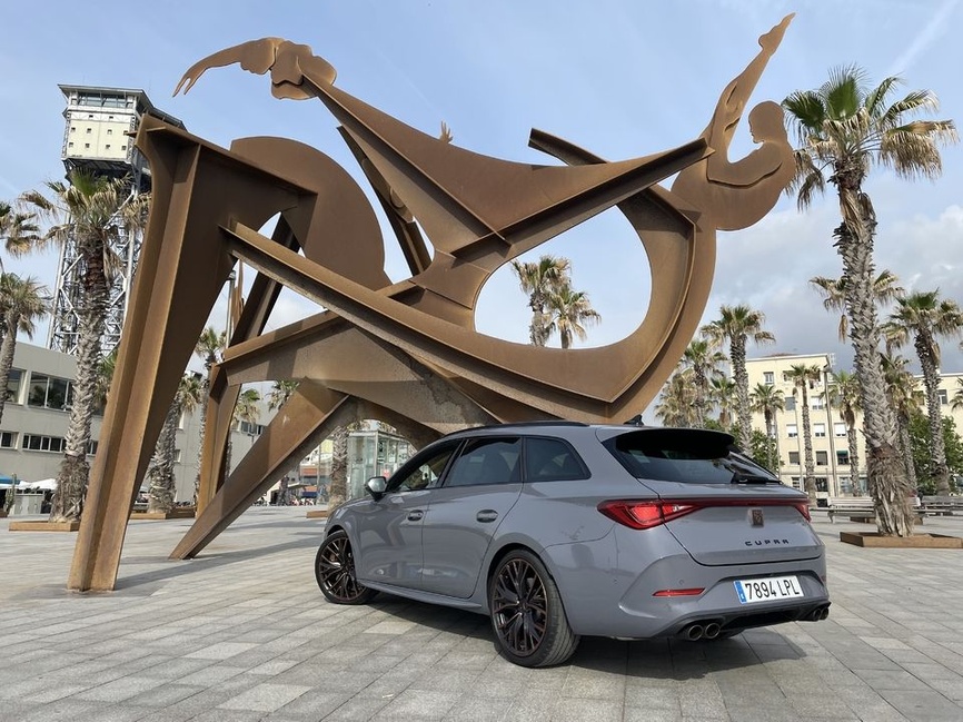Cupra Leon Sportstourer en action sur route de campagne