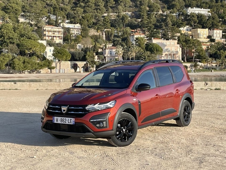 Dacia Jogger 1.0 TCE 110 Extreme 7 places - Vue de trois-quarts avant sur route