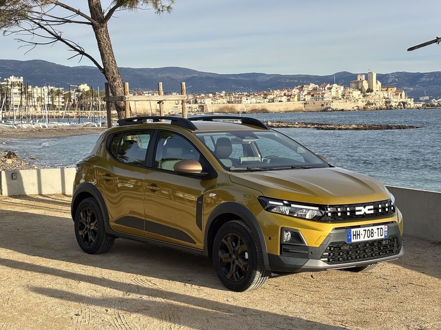 Dacia Sandero 3 Stepway vue de profil sur route de campagne