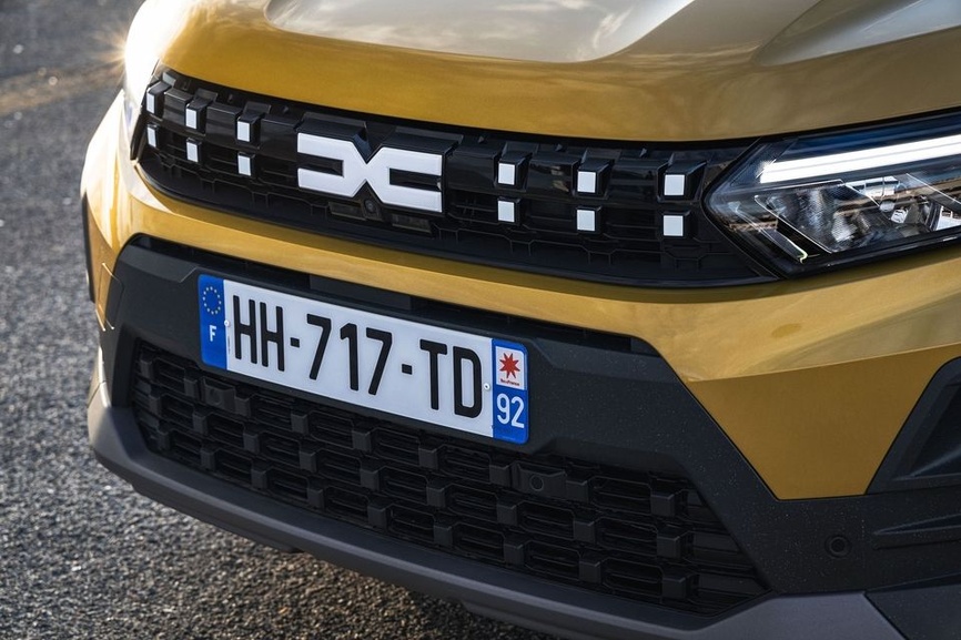 Dacia Sandero Stepway vue de face sur route