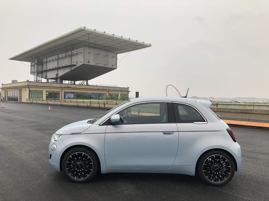 Volant Fiat 500 électrique avec commandes intégrées