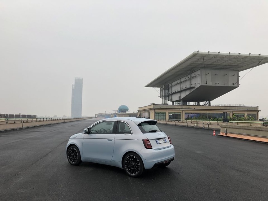 Trappe de recharge Fiat 500 électrique ouverte