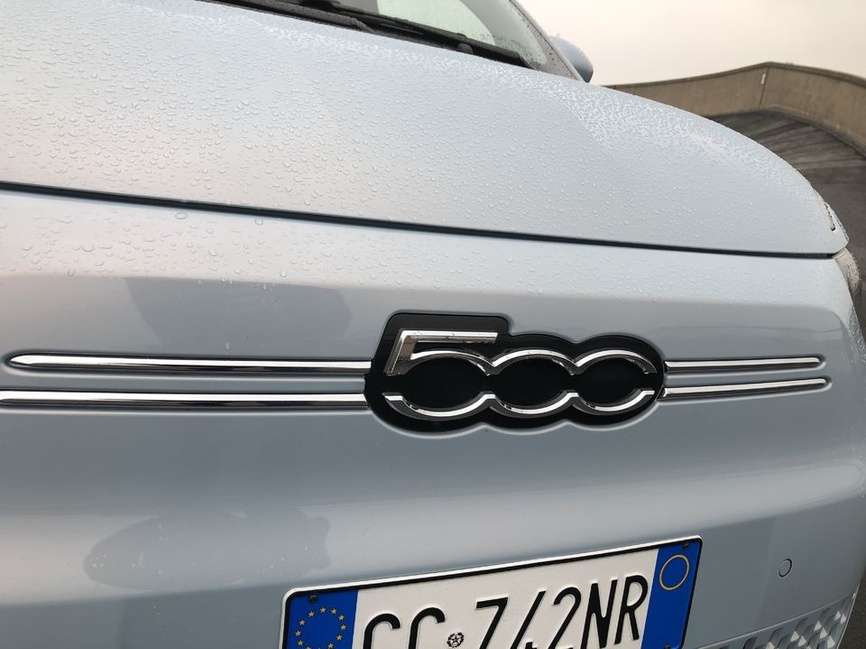 Fiat 500 électrique 2020 vue de trois quarts avant sur route