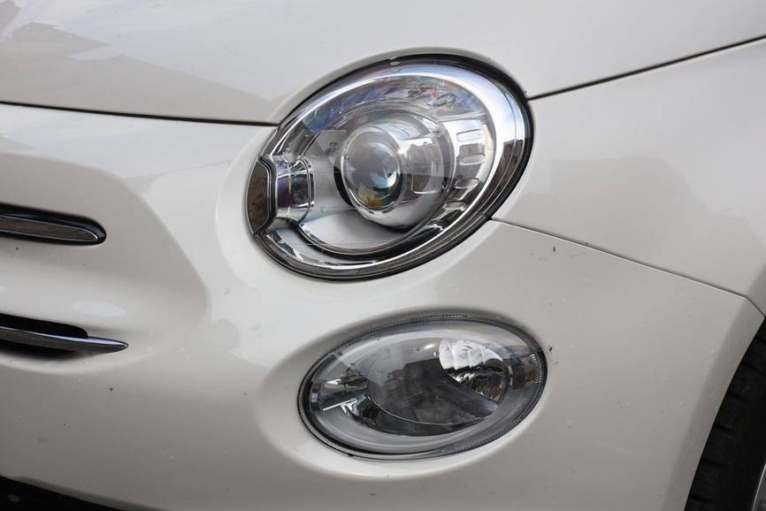 Fiat 500C Lounge 2009 vue trois quarts avant sur route