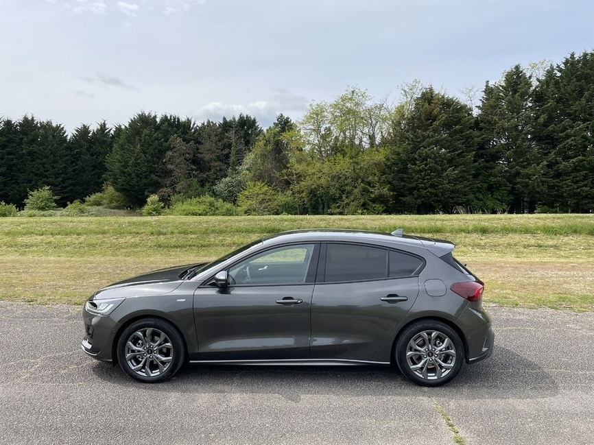 Ford Focus ST-Line X 1.0 Flexifuel 125 MHEV - Vue de trois-quarts avant
