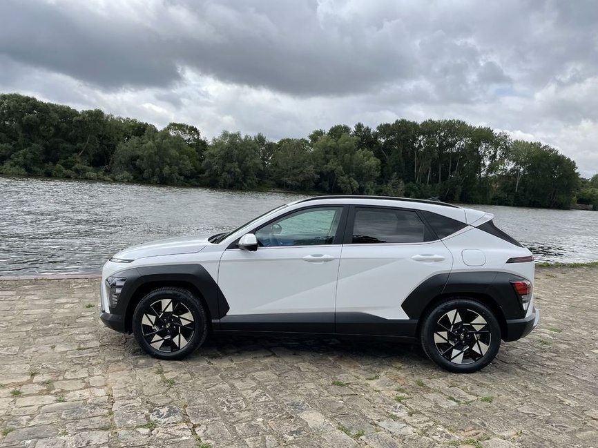 Hyundai Kona 2 Hybrid - Profil latéral droit en mouvement