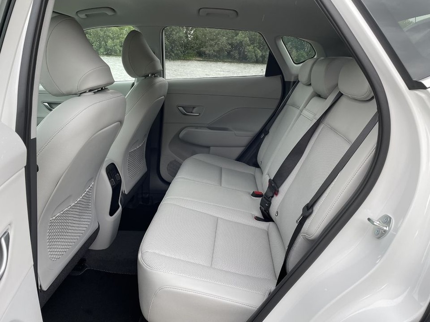 Hyundai Kona 2 Hybrid - Vue de trois-quarts arrière en stationnement