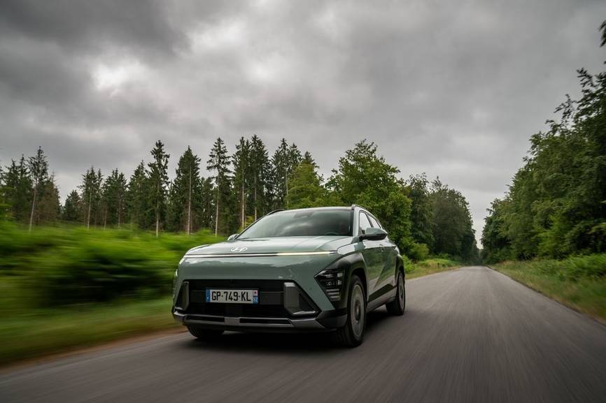 Hyundai Kona 2 Hybrid Executive 2023 - Vue de trois-quarts avant sur route