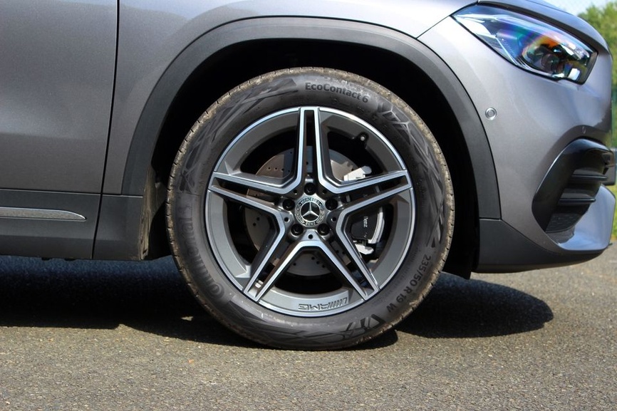 Mercedes GLA 2 2020 vue de trois quarts avant sur route