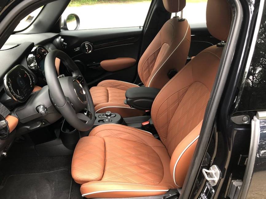 Mini Cooper 5 portes 2021 vue de trois quarts avant sur route