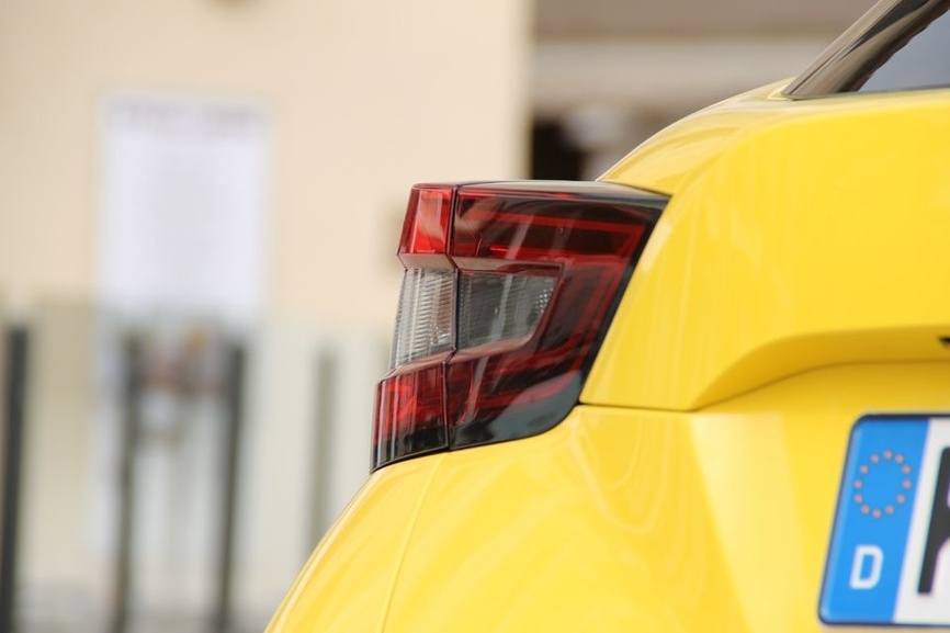 Nissan Juke 2024 hybride de trois-quarts arrière sur route