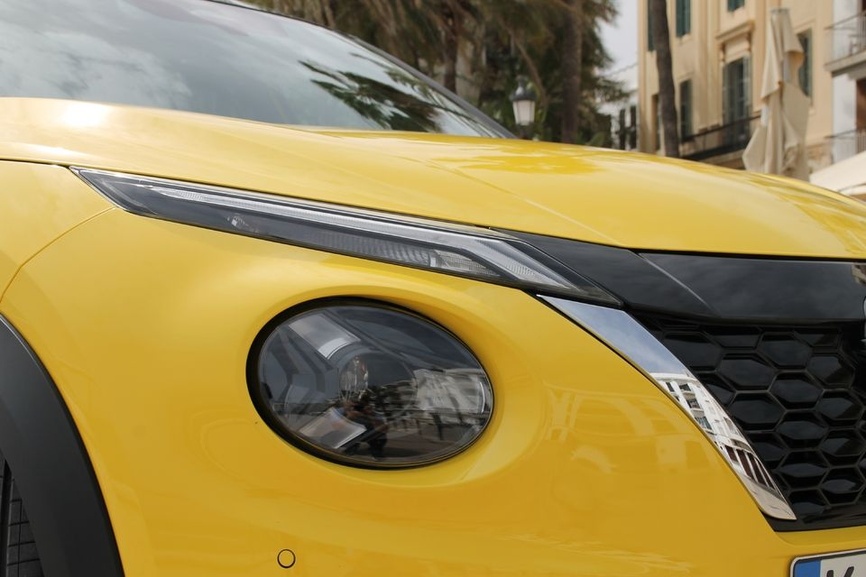 Nissan Juke 2024 hybride vue de profil en roulage
