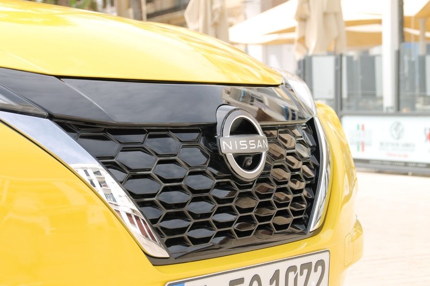 Nissan Juke 2024 hybride de trois-quarts avant sur route