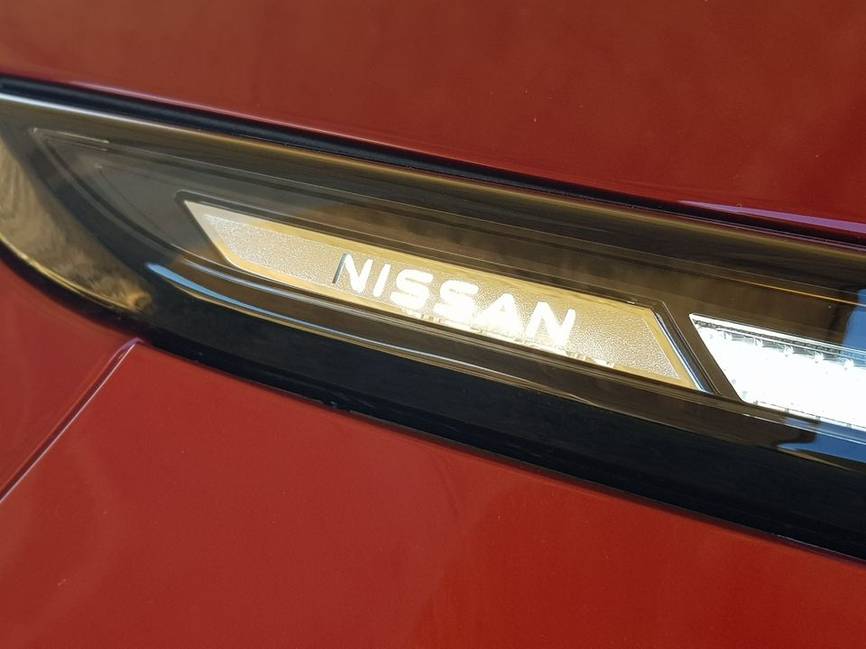 Nissan Qashqai 3 e-Power 190 N-Design+ rouge Fuji avec toit noir, vue de trois quarts avant