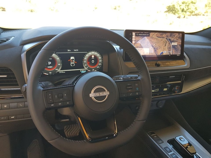 Nissan Qashqai 3 rouge Fuji avec toit noir, vue de profil sur jantes 20 pouces