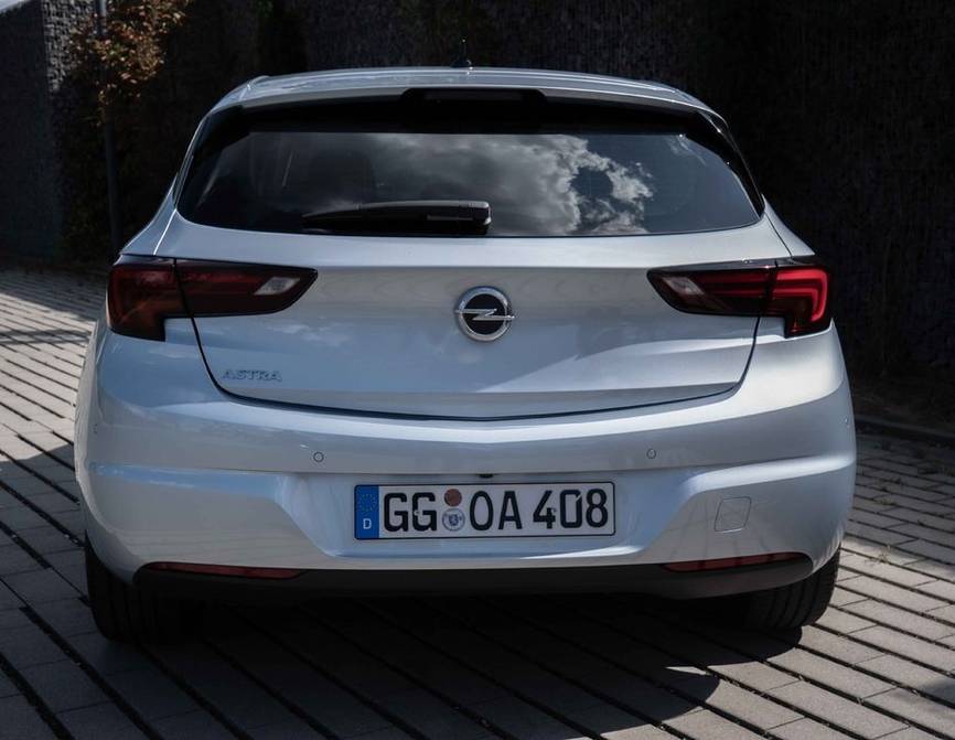Opel Astra restylée 2015 vue de trois quarts avant sur route