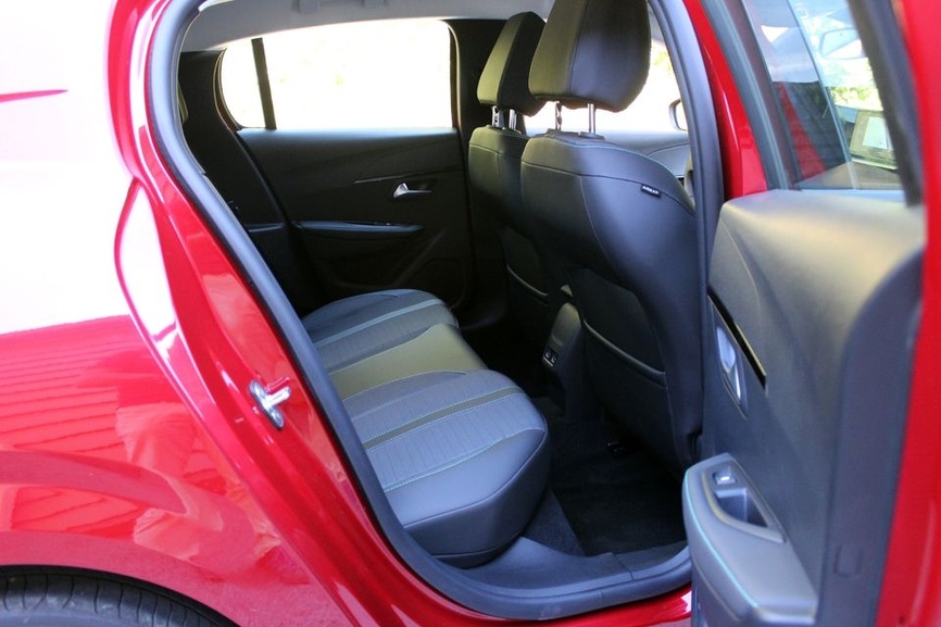 Peugeot 208 2019 - Vue dynamique en virage sur route