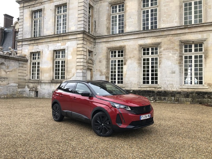 Peugeot 3008 face avant avec calandre restylée et projecteurs LED