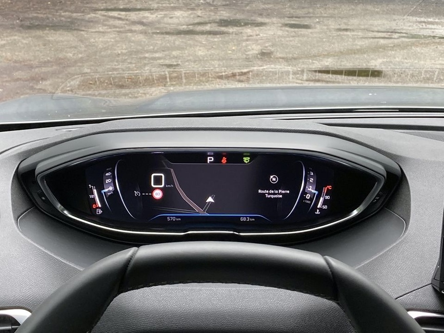 Peugeot 5008 restylé 2020 vue de trois quarts avant