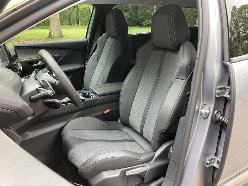 Peugeot 5008 restylé vue de profil sur route