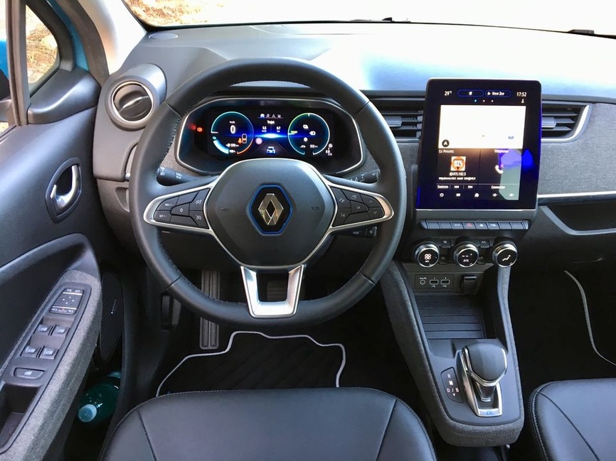 Renault Zoé ZE50 2019 vue de trois quarts avant sur route