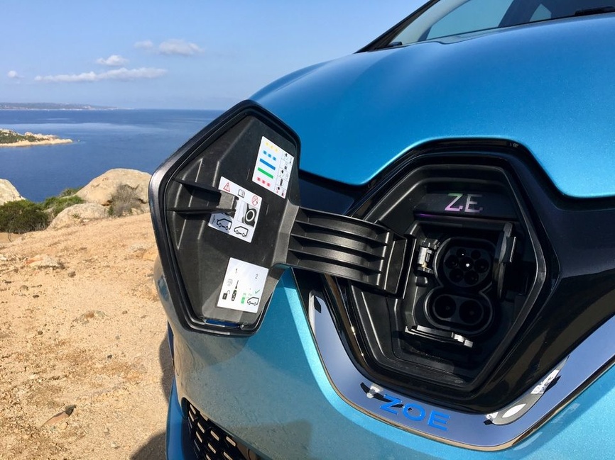 Renault Zoé ZE50 blanche vue de trois quarts avant
