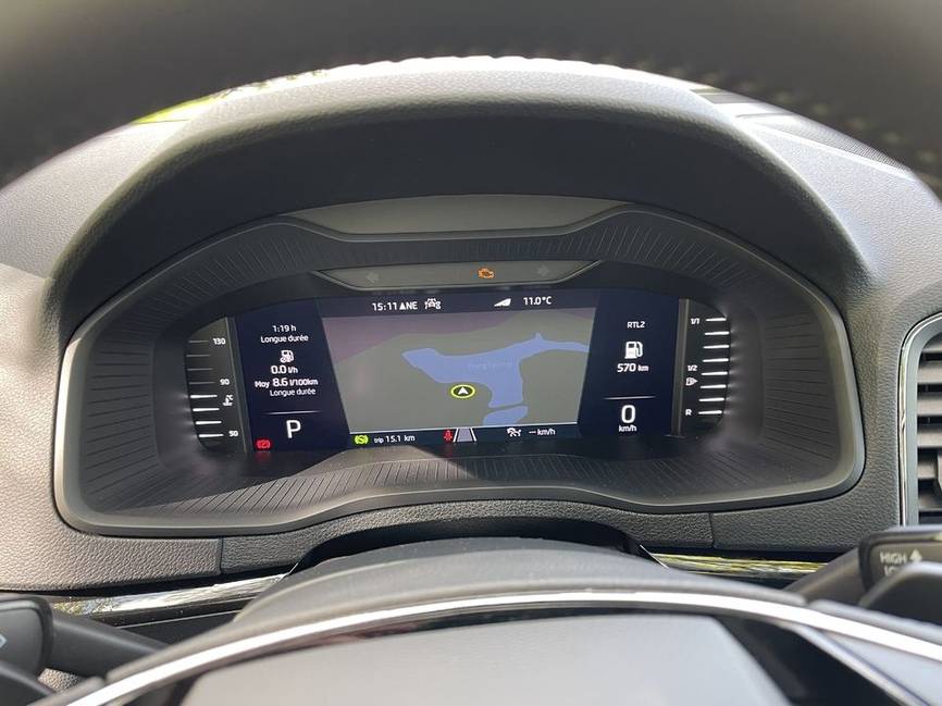 Skoda Karoq 2022 vue de trois quarts avant sur route