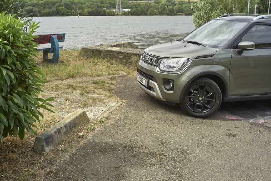 Suzuki Ignis 1.2 Dualjet Hybrid - Vue de trois-quarts avant sur route