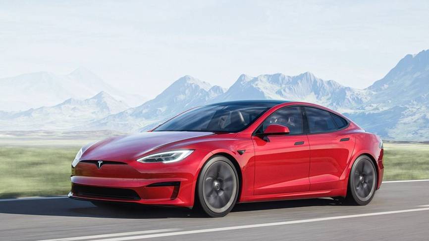 Tesla Model S Plaid vue de trois quarts avant sur route