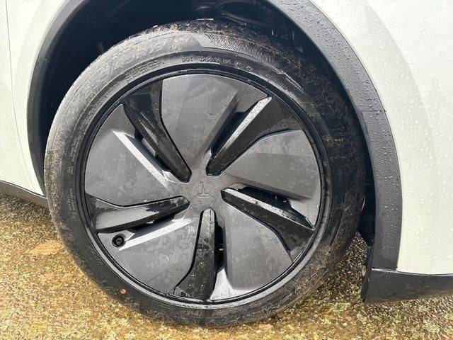 Tesla Model Y 2025 vue de trois quarts avant sur route