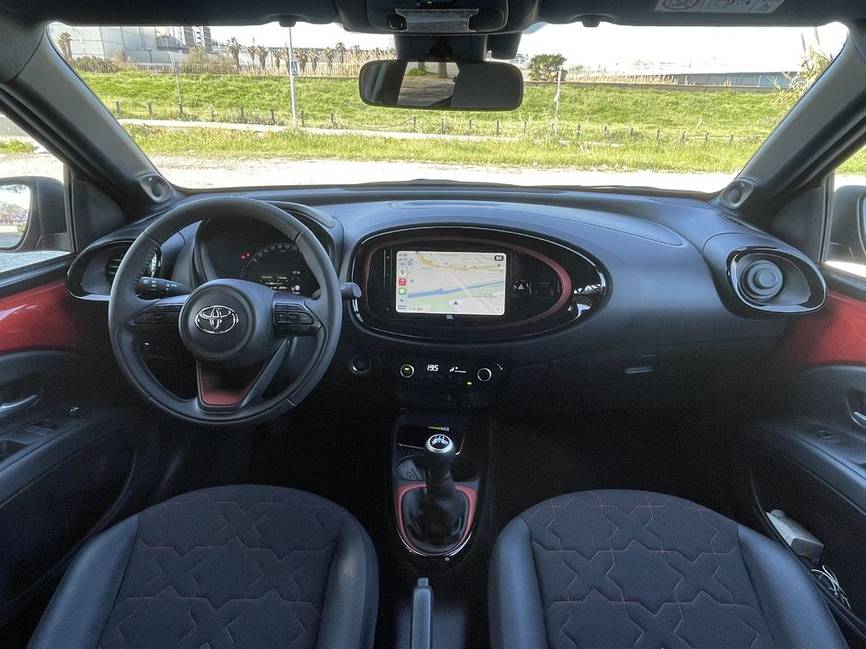 Toyota Aygo X 2022 vue de trois-quarts avant sur route