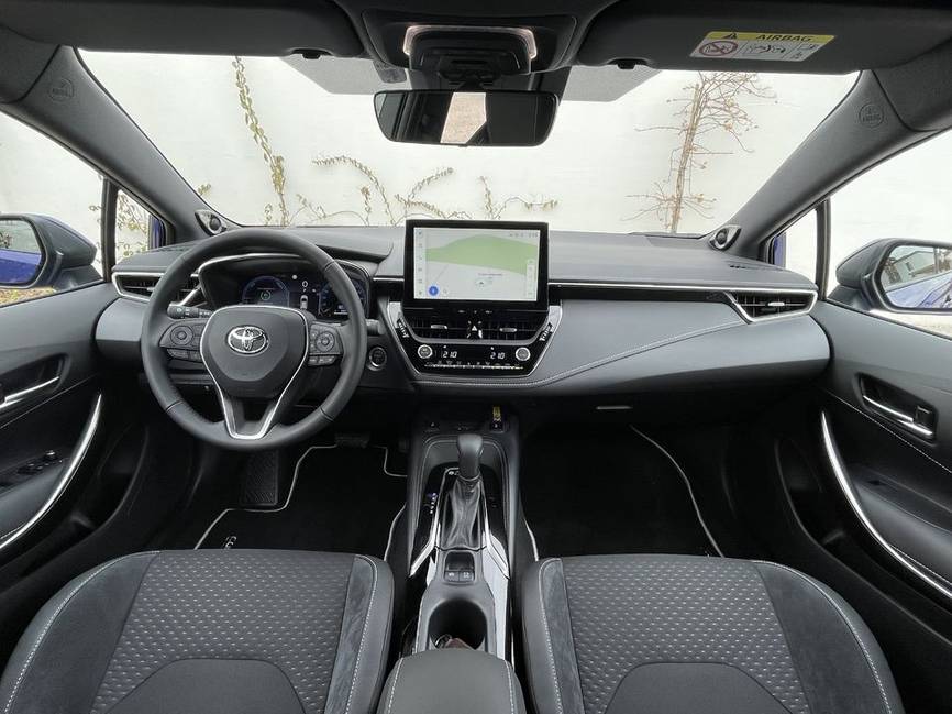 Toyota Corolla Hybride 2018 finition Collection vue de trois-quarts avant sur route