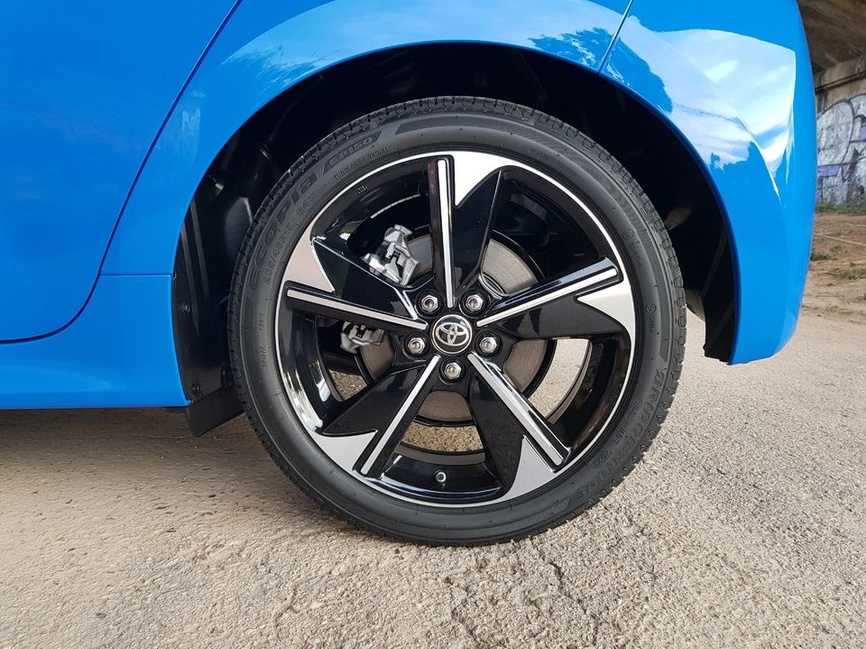 Toyota Yaris hybride 2024 vue de trois quarts avant sur route