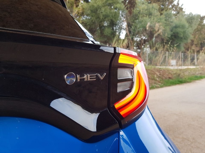 Face avant Toyota Yaris hybride 2024 avec grille redessinée