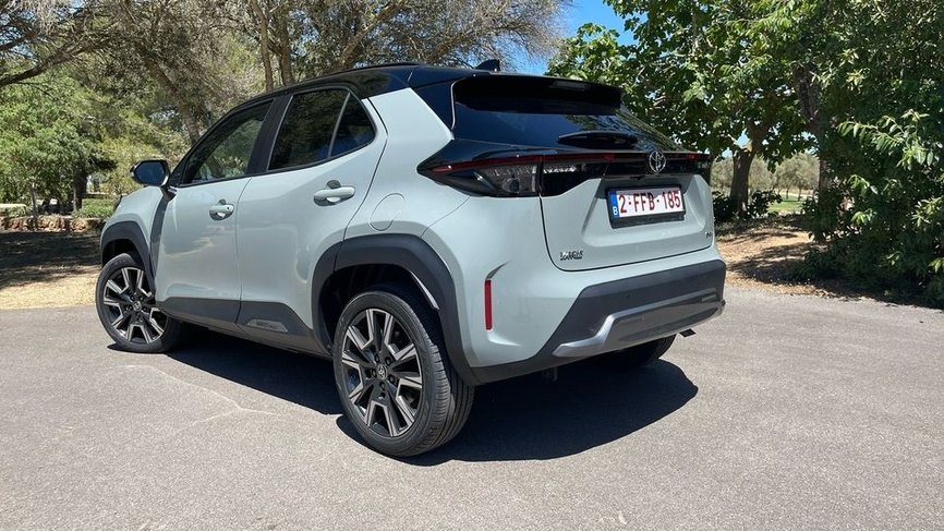 Toyota Yaris Cross 2024 - Vue de trois quarts avant du SUV urbain hybride
