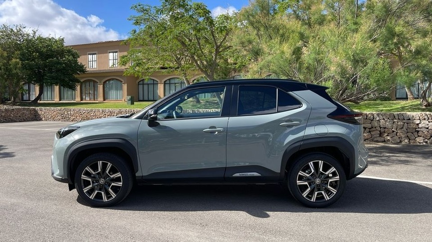 Toyota Yaris Cross 2024 - Détail de la face avant avec calandre et optiques LED